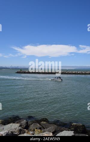 Des bateaux naviguant dans le Berkeley Marina de la baie de San Francisco. La péninsule de Marin County est visible dans le lointain. Banque D'Images