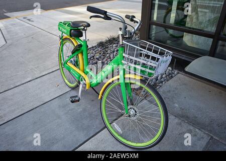 On voit DES vélos électriques à QUAI SANS CHAUX garés sur le trottoir dans le quartier de South Lake Union à Seattle le vendredi 11 octobre 2019. Banque D'Images