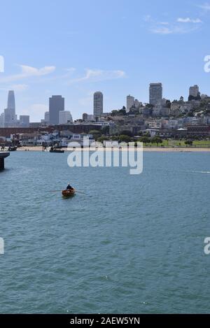 Entre dans un rameur cove aquatiques à San Francisco Maritime National Historical Park. L'horizon de San Francisco à tisser dans l'arrière-plan. Banque D'Images