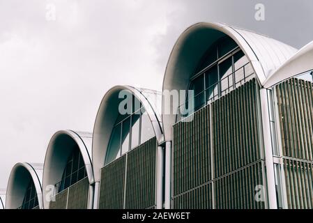 Lübeck, Allemagne - 3 août 2019 : l'architecture moderne immeuble commercial dans le centre historique de Lübeck. Banque D'Images