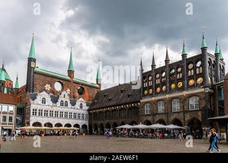 Lübeck, Allemagne - 3 août 2019 : Place du marché et l'administration municipale de Hansestadt dans centre historique de Lubeck Banque D'Images