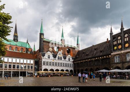 Lübeck, Allemagne - 3 août 2019 : Place du marché et l'administration municipale de Hansestadt dans centre historique de Lubeck Banque D'Images