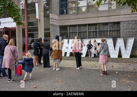 Enfants participant à la semaine de la mode pour les enfants de Vancouver Prenez des photos avec le panneau VFW hashtag à Vancouver, C.-B., Canada, le dimanche 13 octobre 2019. Banque D'Images