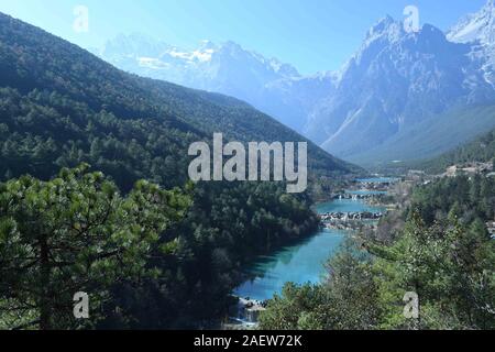 Lijiang. Dec 10, 2019. Photos prises le 10 décembre 2019 montre le paysage de la vallée de la Lune Bleue à Lijiang, dans le sud-ouest de la province chinoise du Yunnan. Crédit : Yang Zongyou/Xinhua/Alamy Live News Banque D'Images