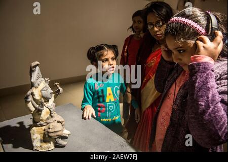 Kolkata. Dec 10, 2019. Les visiteurs d'installations artistiques dans le cadre de l'exposition nommée 'il n'y a rien de naturel ou d'inévitable de la violence envers les femmes' à Kolkata, en Inde le 10 décembre 2019. Credit : Tumpa Mondal/Xinhua/Alamy Live News Banque D'Images