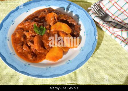 Goulasch, boeuf, tomate, poivre, piment, paprika fumé soupe. Le plat traditionnel hongrois Banque D'Images