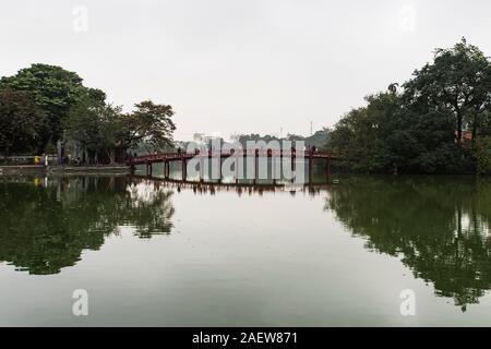 Hanoi Pont Rouge. En bois peint en rouge le pont sur le lac Hoan Kiem relie la rive et l'île de jade sur lequel se dresse le temple Ngoc Son. Hanoi. Banque D'Images