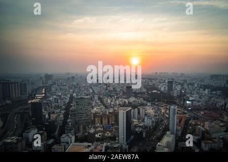 Coucher du soleil à Ho Chi Minh ville vue d'en haut, vue aérienne. Banque D'Images