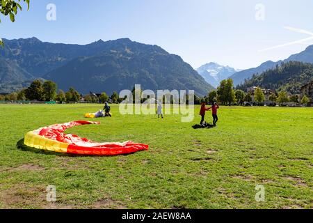 La Suisse, Interlaken, Hoehenmatte, 29 septembre 2019. Voir, dans le spectaculaire Jungfrau pendant une journée ensoleillée avec des commandes de parapente Banque D'Images