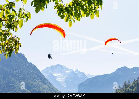 La Suisse, Interlaken, Hoehenmatte, 29 septembre 2019. Voir, dans le spectaculaire Jungfrau pendant une journée ensoleillée avec parapente prêt pour Banque D'Images