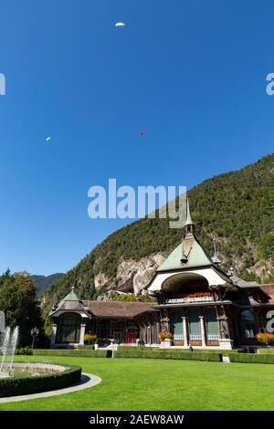 La Suisse, Interlaken, 29 septembre 2019. Voir à l'historique bâtiment casino avec parapente voler dans le ciel bleu clair. Banque D'Images