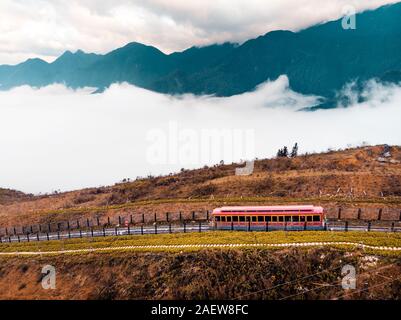 Tram touristique à Sapa Ville à la montagne de Fansipan Fansipan, tram, Sapa, Lao Cai, Vietnam. Train Voiture rouge dans le brouillard dans les montagnes au-dessus des nuages Banque D'Images