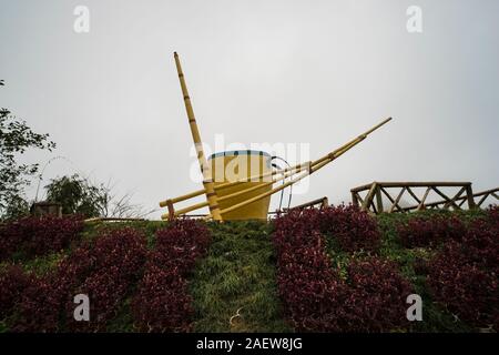 Sac à dos jaune monument dans le village traditionnel de cat cat, près de la ville de Sapa au nord du Vietnam Banque D'Images