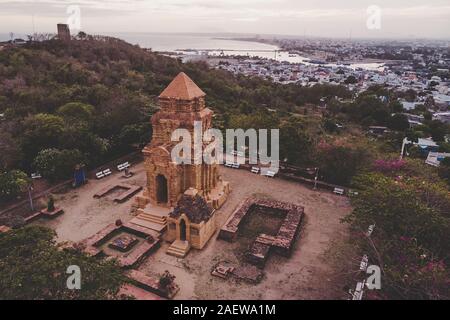 Poshanu ou Po Sahu Inu Tower ou Pho Cham Tower est un groupe de reliques de la Cham tours dans l'ancien royaume de Champa à Phan Thiet au Vietnam. Vue de dessus Banque D'Images