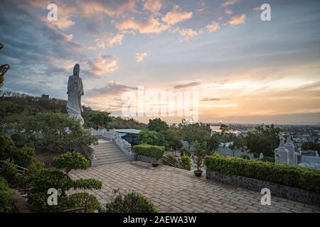 Buu fils près du temple bouddhiste ou Poshanu Cham Tower Po Sahu Inu à Phan Thiet city au Vietnam. Banque D'Images