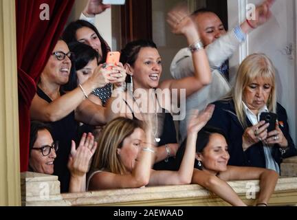 Buenos Aires, Argentine. Dec 10, 2019. Les partisans de la nouvelle présidente de l'Argentine, Fernandez, cheer sur un balcon pendant son serment d'office devant le Congrès. Credit : Florencia Martin/dpa/Alamy Live News Banque D'Images