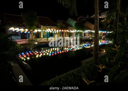 Ba Na Hills, Vietnam - Dec 26, 2019 : Sun World est le parc d'en haut de la colline, un endroit avec des attractions et sites touristiques de nuit Banque D'Images