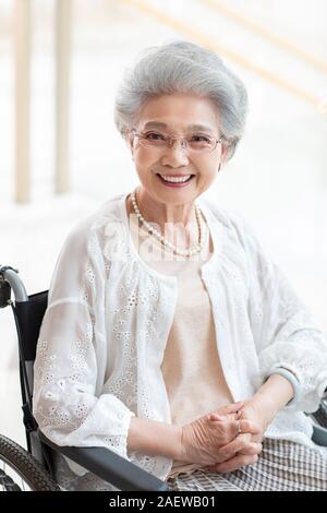 Senior woman in nursing home Banque D'Images