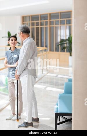 Assistant de soins infirmiers en prenant soin de man Banque D'Images