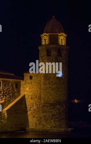 Découverte de Collioure un soir d'été. Pyrènes, France Banque D'Images