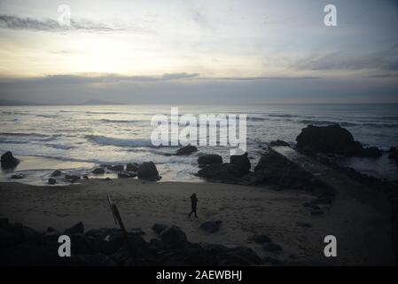 Promenade du soir le long de la côte Basque, pasakdek Banque D'Images