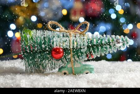 Jouet voiture transportant un arbre de Noël Banque D'Images