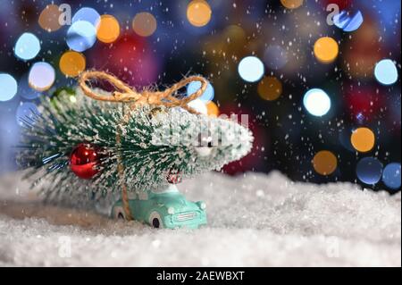 Jouet voiture transportant un arbre de Noël Banque D'Images