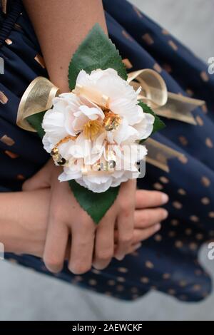 Libre d'un petit bouquet de fleurs sur le bras d'une fille de l'école secondaire qui fréquentent son diplôme Banque D'Images