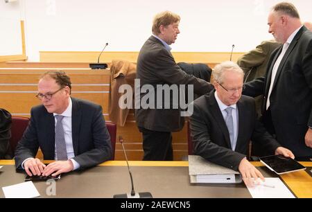 Hanovre, Allemagne. Dec 10, 2019. Frank Herbert (l-r), ancien chef de bureau d'Hanovre Maire Schostok, Harald Härke, ancien chef de la ville d'Hannovre et culturel du département du personnel, Stefan Schostok (SPD), ancien maire de la ville de Hanovre, et Wolfgang Borsum, avocat, vous attendent pour commencer le procès dans la cour régionale. Dans la soi-disant affaire de l'hôtel de ville de Hanovre, ex-OB Schostok et deux ex-employés ont à répondre devant les tribunaux. L'accusation est grave infidélité. Credit : Sina Schuldt/dpa/Alamy Live News Banque D'Images