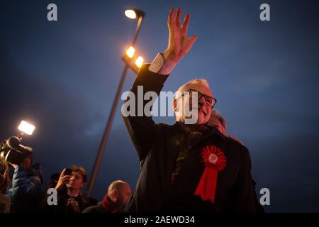 Glasgow, Royaume-Uni, 11 décembre 2019. La chef du Parti du travail, Jeremy Corbyn accompagné de Richard Leonard, chef du parti travailliste écossais, à l'historique des campagnes de Govan Cross, à Glasgow, le jour avant la nation va aux urnes dans l'élection générale de 2019. Crédit : Jeremy Sutton-Hibbert/Alamy Live News. Banque D'Images