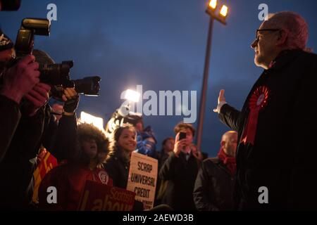 Glasgow, Royaume-Uni, 11 décembre 2019. La chef du Parti du travail, Jeremy Corbyn accompagné de Richard Leonard, chef du parti travailliste écossais, à l'historique des campagnes de Govan Cross, à Glasgow, le jour avant la nation va aux urnes dans l'élection générale de 2019. Crédit : Jeremy Sutton-Hibbert/Alamy Live News. Banque D'Images