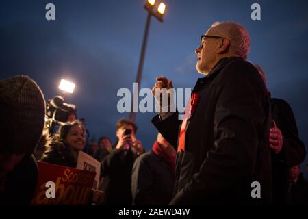 Glasgow, Royaume-Uni, 11 décembre 2019. La chef du Parti du travail, Jeremy Corbyn accompagné de Richard Leonard, chef du parti travailliste écossais, à l'historique des campagnes de Govan Cross, à Glasgow, le jour avant la nation va aux urnes dans l'élection générale de 2019. Crédit : Jeremy Sutton-Hibbert/Alamy Live News. Banque D'Images