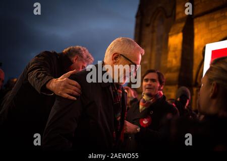 Glasgow, Royaume-Uni, 11 décembre 2019. La chef du Parti du travail, Jeremy Corbyn accompagné de Richard Leonard, chef du parti travailliste écossais, à l'historique des campagnes de Govan Cross, à Glasgow, le jour avant la nation va aux urnes dans l'élection générale de 2019. Crédit : Jeremy Sutton-Hibbert/Alamy Live News. Banque D'Images