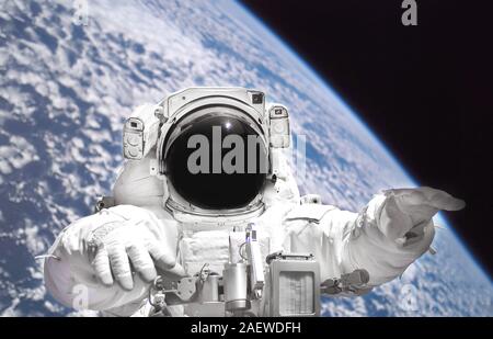 Astronaute en scaphandre close up dans l'espace. Technique mixte. Éléments de cette image fournie par la NASA Banque D'Images