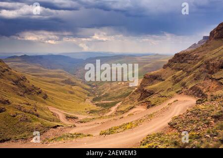 Virages en épingle sans fin sur le chemin de terre menant vers le Sani Pass, à la frontière de l'Afrique du Sud et le Lesotho. Banque D'Images