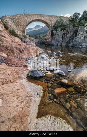 Voûte en pierre ancienne de Ponte Vecchiu pont génois sur l'eau cristalline de la rivière Fango en Corse Banque D'Images