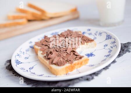 Un sandwich avec des vermicelles de chocolat ou 'vlokken", le néerlandais de la cuisine traditionnelle. Banque D'Images