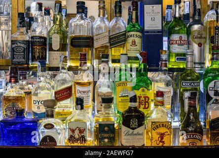 Collection de bouteilles de whisky derrière un bar. Banque D'Images