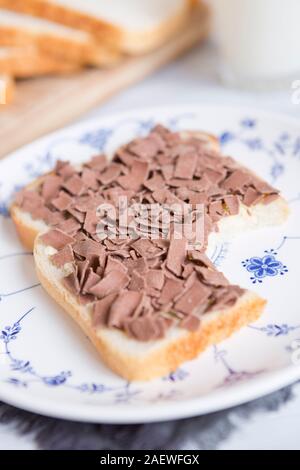 Un sandwich avec des vermicelles de chocolat ou 'vlokken", le néerlandais de la cuisine traditionnelle. Banque D'Images