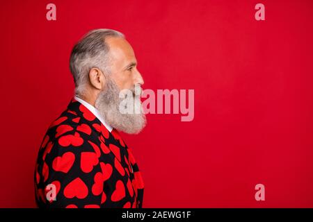 Close-up Vue de côté son il nice contenu sérieux attrayant accent homme aux cheveux blancs portant blazer motif coeur isolé sur vivid lumineux Banque D'Images