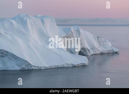 Iceberg au coucher du soleil. La nature et les paysages du Groenland. La baie de Disko. L'ouest du Groenland. Soleil de minuit en été et les icebergs. Big Blue en glace. icefjord Touchés Banque D'Images