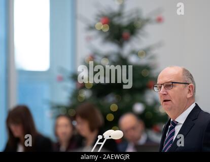 11 décembre 2019, Brandenburg, Potsdam : Dietmar Woidke (SPD), Ministre-président et président du SPD dans le Brandebourg, fait sa déclaration gouvernementale au début de la session du parlement de l'état. Photo : Soeren Stache/dpa-Zentralbild/dpa Banque D'Images