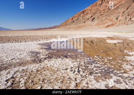 Montagnes reflété dans l'eau au bassin de Badwater dans Death Valley National Park, California, USA. Banque D'Images