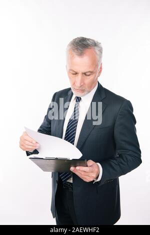 Portrait d'un homme porté de travailler avec le presse-papiers Banque D'Images