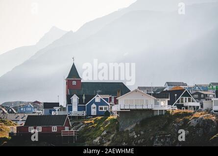 Peu colorée ville Sisimiut au Groenland Arctique,Qeqqata Municipalité, aka Holsteinsborg . Deuxième plus grande ville du Groenland. Aperçu de la zone de l'orifice Banque D'Images