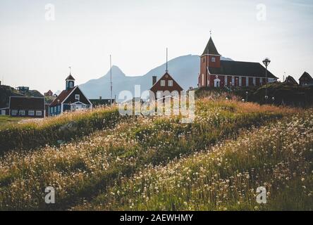 Peu colorée ville Sisimiut au Groenland Arctique,Qeqqata Municipalité, aka Holsteinsborg . Deuxième plus grande ville du Groenland. Aperçu de la zone de l'orifice Banque D'Images