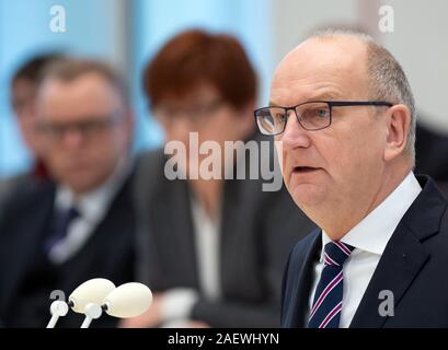 11 décembre 2019, Brandenburg, Potsdam : Dietmar Woidke (SPD), Ministre-président et président du SPD dans le Brandebourg, fait sa déclaration gouvernementale au début de la session du parlement de l'état. Photo : Soeren Stache/dpa-Zentralbild/dpa Banque D'Images