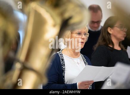 11 décembre 2019, Brandenburg, Potsdam : Ulrike Liedtke (SPD), Président du Parlement d'Etat de Brandebourg, chante un chant de Noël avec le choeur de l'trombone Potsdam avènement carol chant annuel avant le début de la session du parlement de l'état. Photo : Soeren Stache/dpa-Zentralbild/dpa Banque D'Images