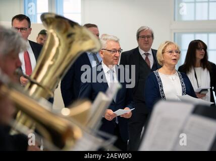 11 décembre 2019, Brandenburg, Potsdam : le Parlement de l'état Président Ulrike Liedtke (SPD, 2e à partir de la droite) chante un chant de Noël avec Mike Bischof (M), ancien chef du parti parlementaire SPD, Katrin Lange (r), Ministre des finances et de l'Europe de l'état de Brandebourg, et Jörg Steinbach (dos, SPD), Ministre de l'économie et du travail, avant le début de la session du Parlement de l'état de la musique de l'Trombone Potsdam Choir au rapport conjoint sur l'avènement carol chant. Photo : Soeren Stache/dpa-Zentralbild/dpa Banque D'Images