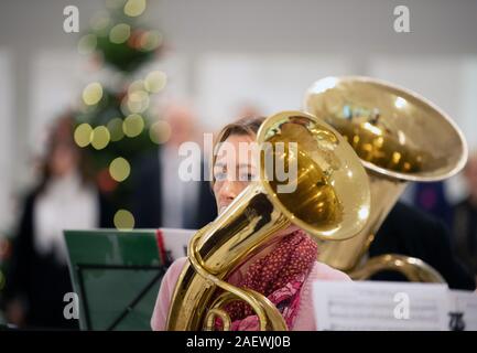 11 décembre 2019, Brandenburg, Potsdam Potsdam : le trombone choir joue des chants de Noël avec les membres du Parlement avant le début de la session du parlement de l'état à l'arrivée annuelle conjointe carol chant. Photo : Soeren Stache/dpa-Zentralbild/dpa Banque D'Images